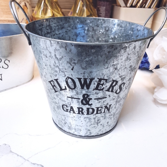 Rustic Garden Metal Planters With Retro Farmhouse Look - Picture 5 of 6